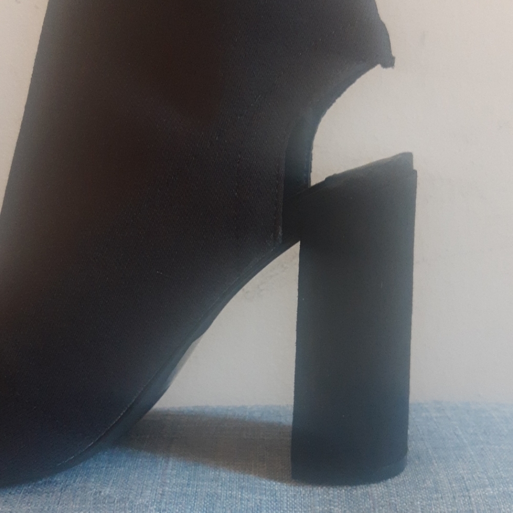 Shoes. - Picture 3 of 4